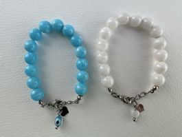 Zwei Kinder Armbänder mit Perlen in Weiss und Türkis