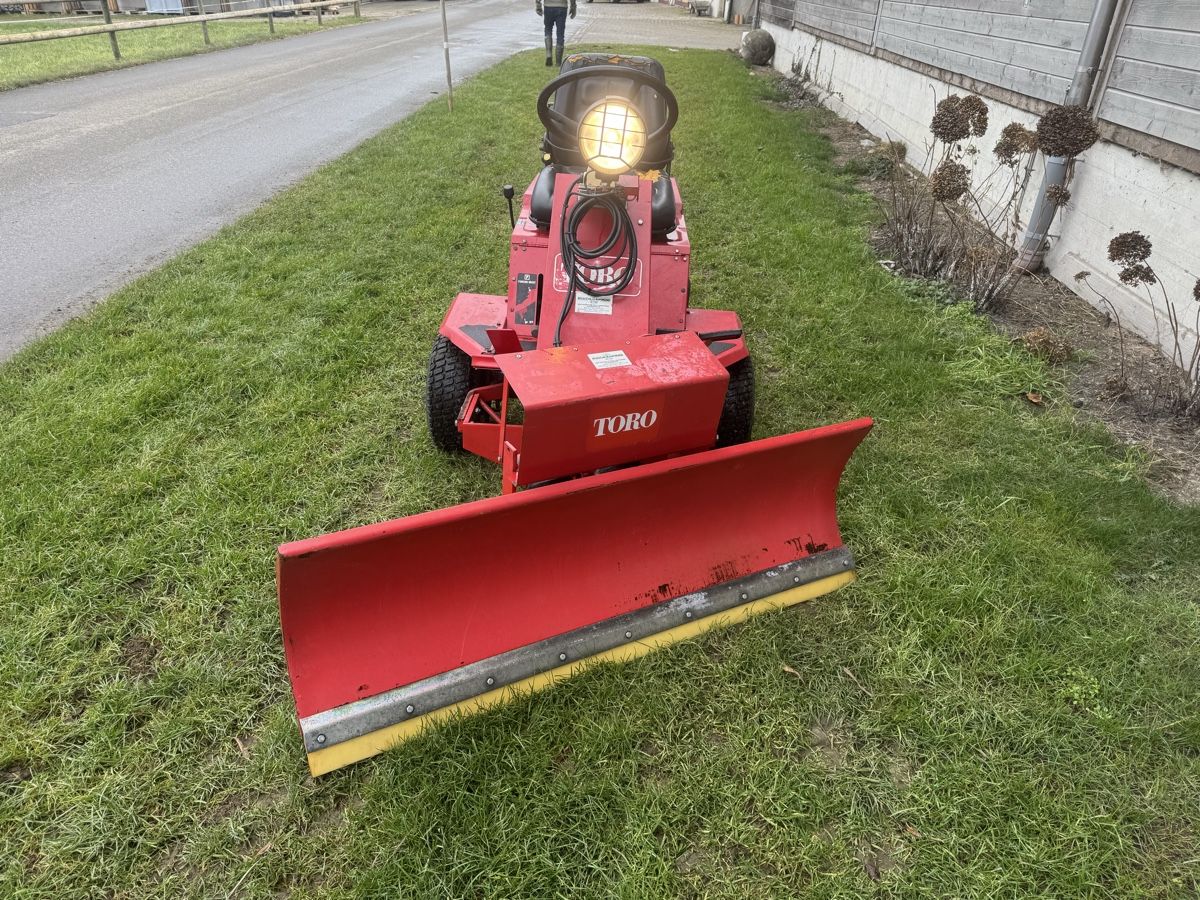 Toro Tagliaerba: Rasentraktor mit Schneepflug Toro Grundmaster Westermann – Usato da Winden venduto da farmalld439 2