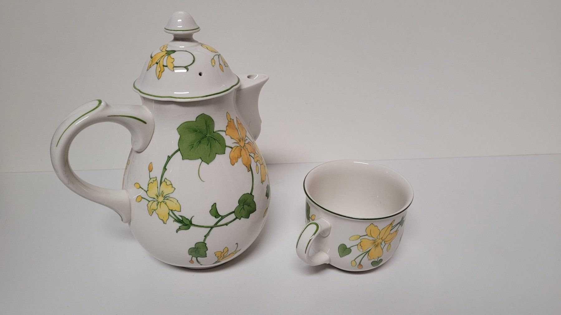Villeroy & Boch Set di piatti: Villeroy&Boch Geranium Kaffeekrug mit Tasse – Usato da Zofingen venduto da Loop_ReSale