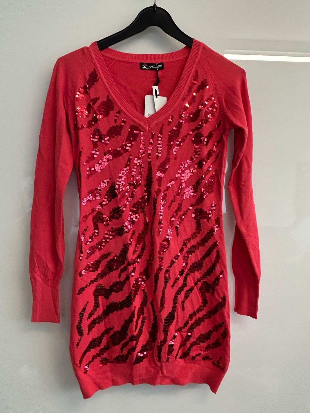Maglioni & Felpe: Pullover Lang Rot Pailletten Figurbetont 1 Size Neu – Nuovo e nell'imballaggio originale da Regensdorf venduto da Spyke55