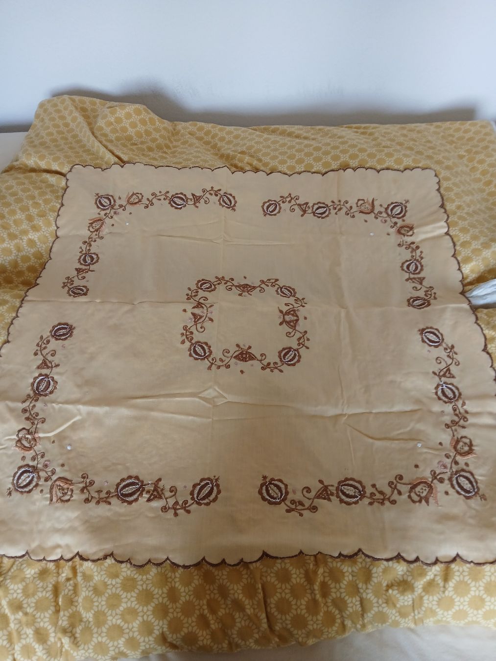 Altra biancheria da tavola: Vintage Embroidered Tablecloth mustard yellow – Usato da Dübendorf venduto da LoRi-2026