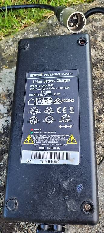 Caricabatterie: Chargeur de batterie 36V vélo – Usato da Muraz (Collombey) venduto da eaglesta