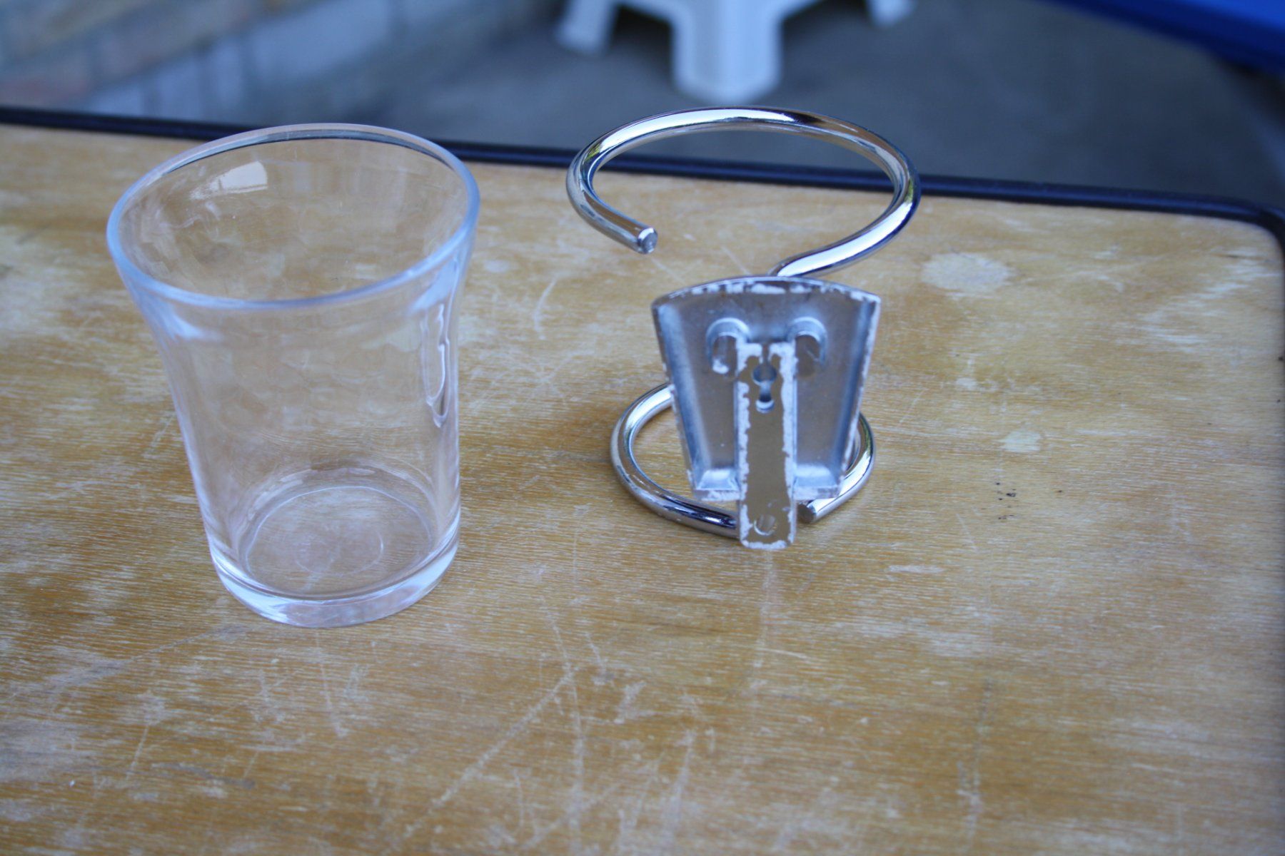 Bicchieri: VINTAGE ZAHNGLAS MIT WANDHALTER – Usato da Wauwil venduto da Pneuedy 4