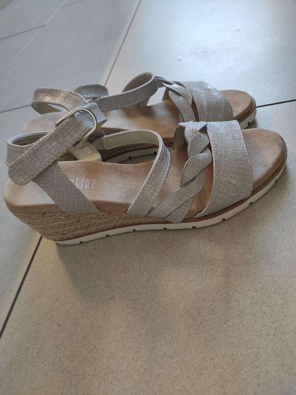 Scarpe per ragazze: Neuwertige Sommersandale, gr 37. – Nuovo (secondo la descrizione) da Rupperswil venduto da Tynna 2
