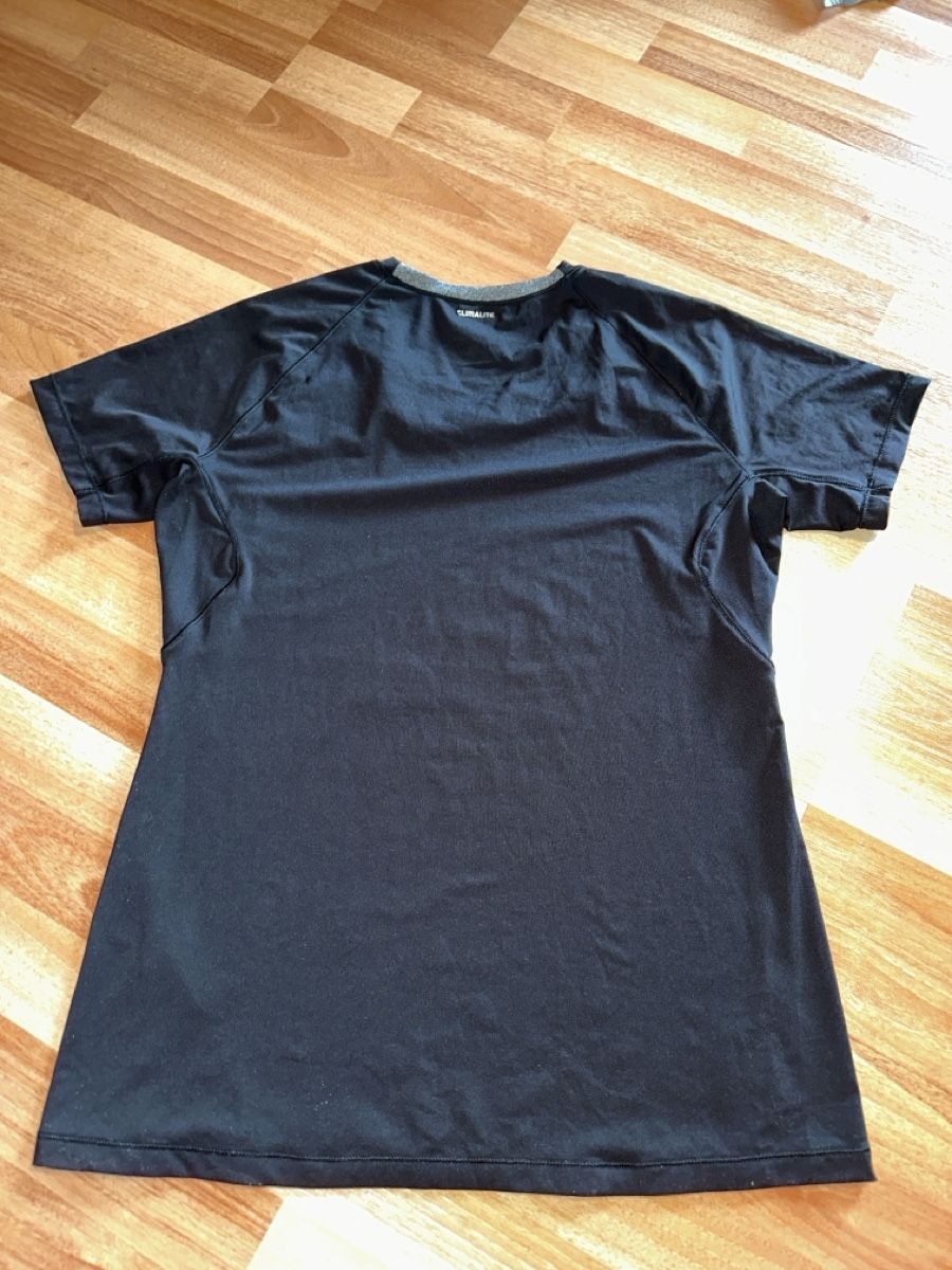 Adidas T-Shirts: Adidas Techfit Shirt Gr. 44 einf. Brustweite 49 cm – Gebraucht aus St. Gallen von mai_gd7k 2