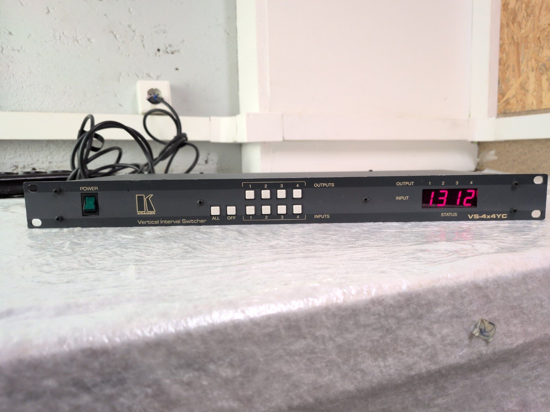 Kramer Convertitori: Kramer Interval Switcher VS-4x4YC Video Switcher BNC YC – Usato da Basel venduto da Fcol 1