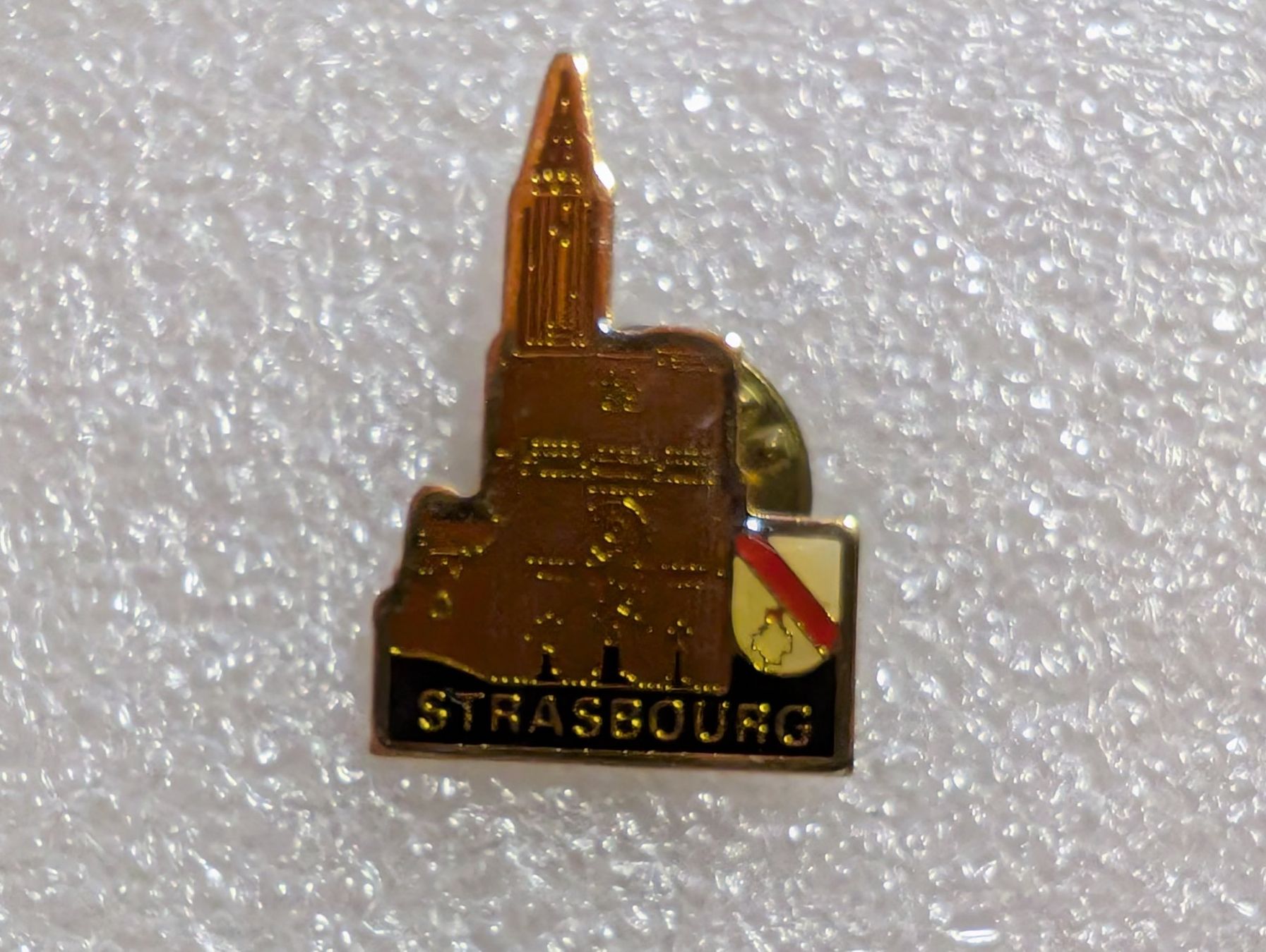 Placchette & Badge: Ansteckpin 203: Strasbourg – Usato da Oppligen venduto da Pin-Fall-Shop