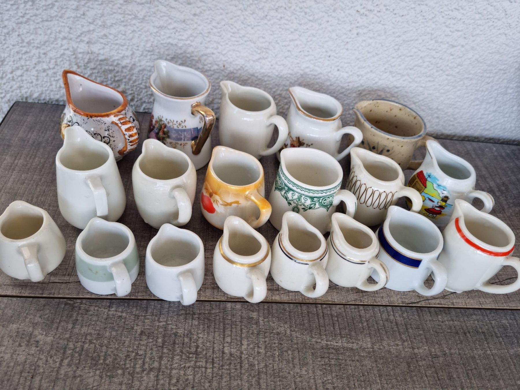Set di piatti: Sammlung Kaffeerahmkrügli – Usato da Bözberg venduto da heinz-d