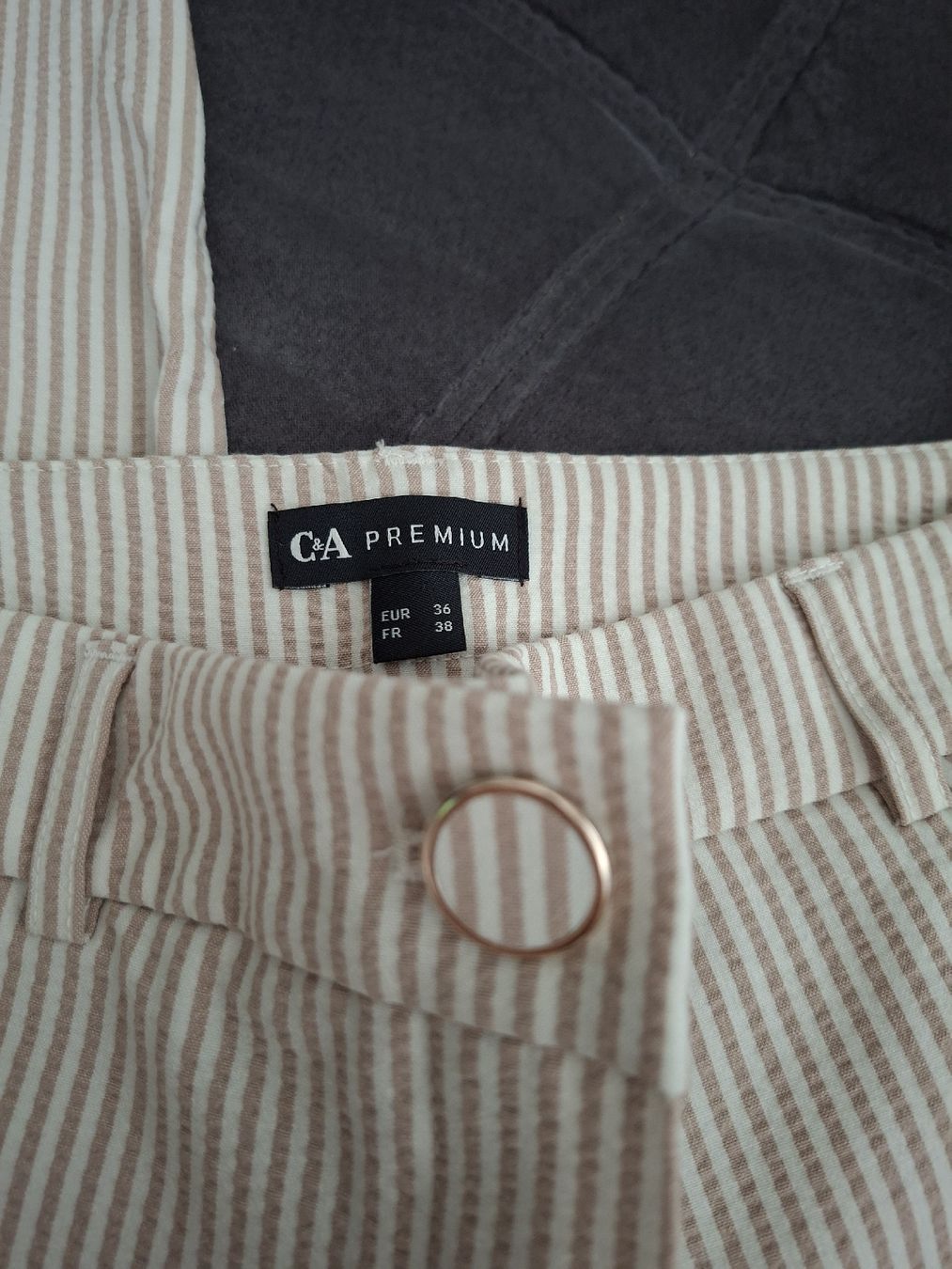 C&A Pantaloni: C&A Premium gestreifte Hose Grösse 36 – Nuovo e nell'imballaggio originale da Winterthur venduto da Ausmisten2026