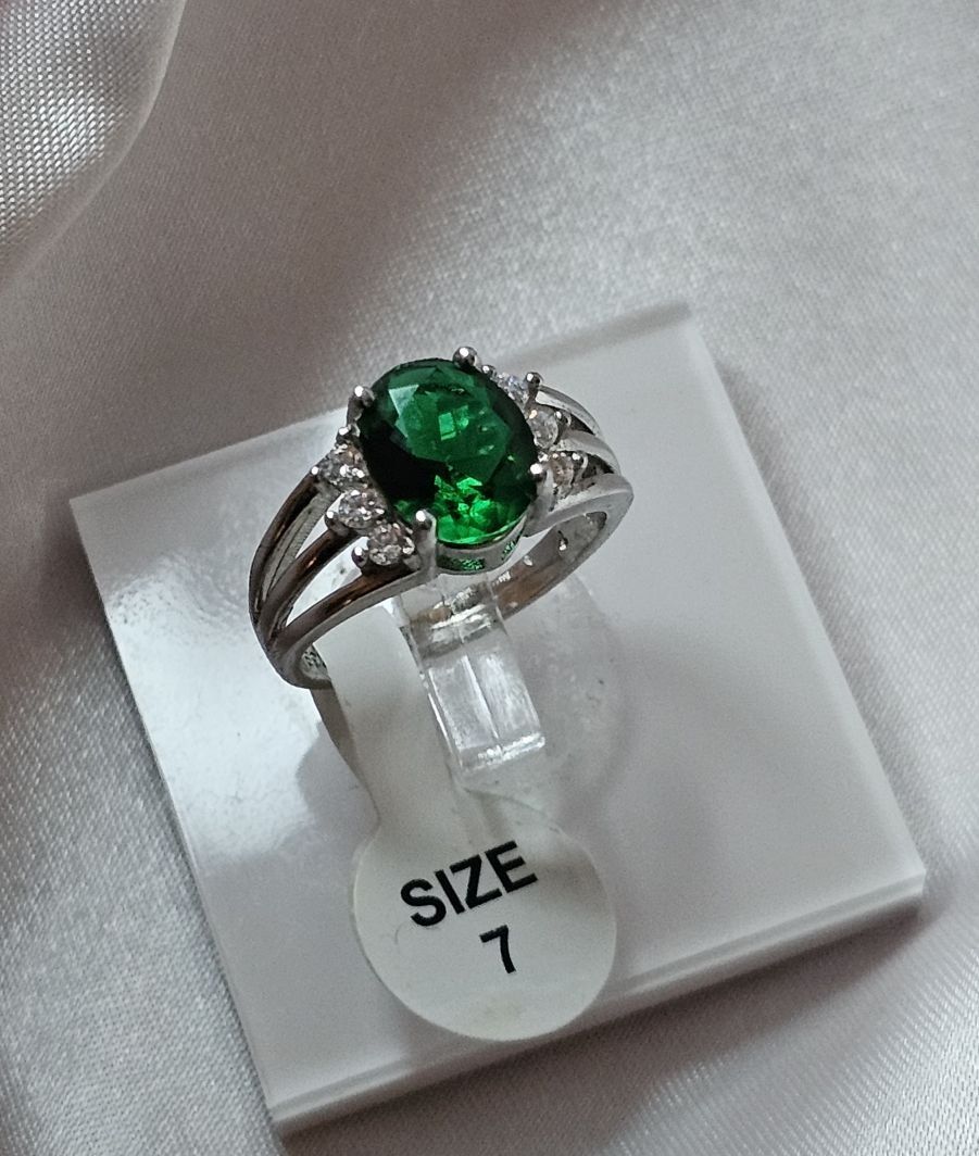 Ringe: Eleganter Ring mit grünem Stein, 925 versilbert Gr. 7 – Neu (gemäss Beschreibung) aus Grenchen von maretop 2
