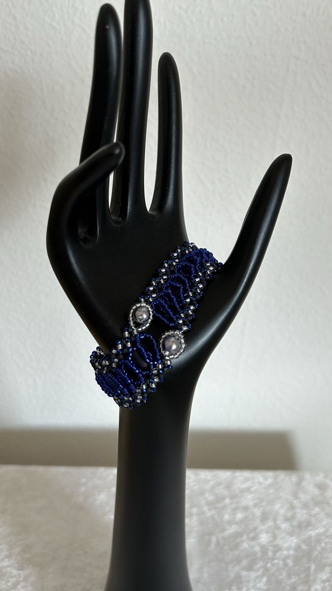 Bracciali & Braccialetti: Handgemachtes Perlenarmband Dunkelblau Silber Elegant – Nuovo e nell'imballaggio originale da Ettiswil venduto da nat_9vgc 2