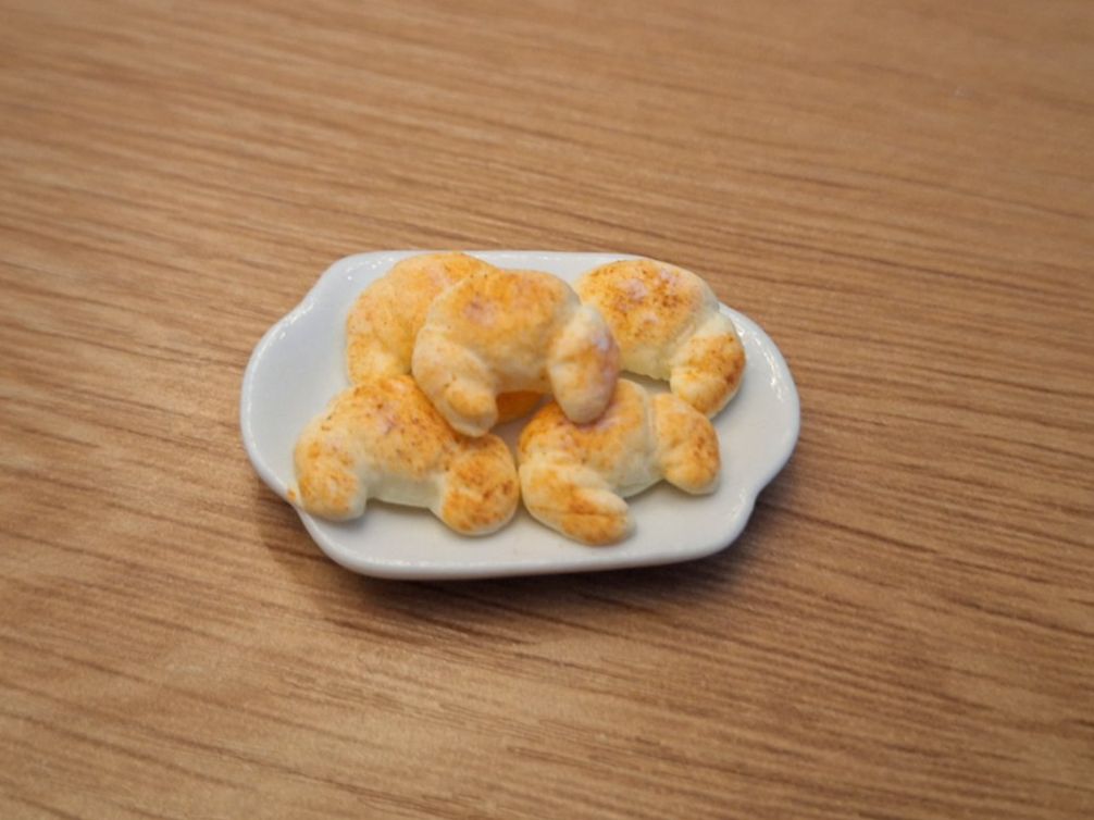 Case e mobili per bambole: Handmade Gipfeli auf Keramik Teller – Nuovo (secondo la descrizione) da Zürich venduto da HandmadeTinyFood 2