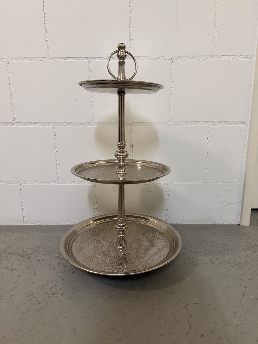 Tutte le decorazioni: 3-stöckige Etagere Servierplatte Metall – Usato da Hägglingen venduto da Raff_Ella