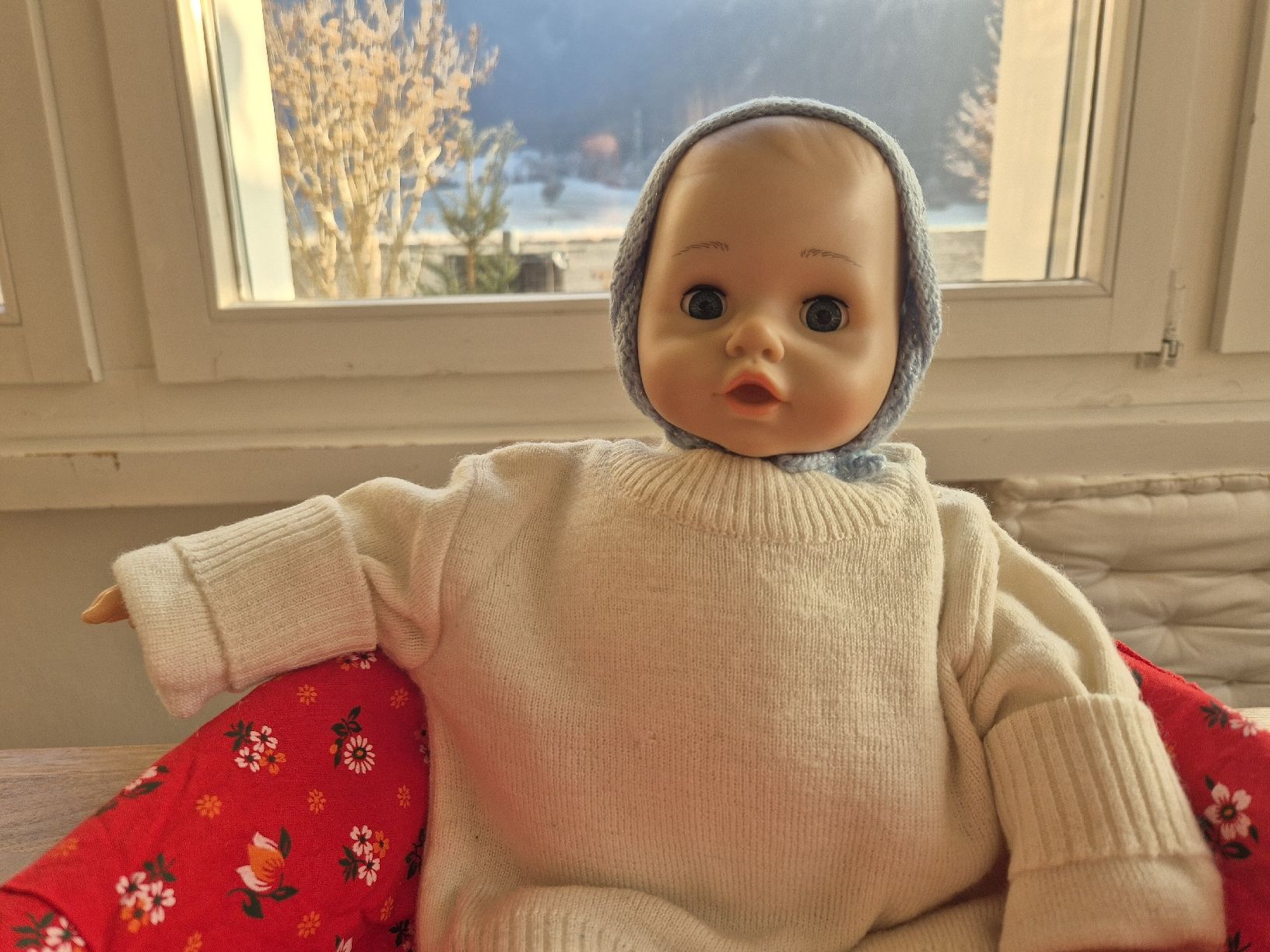 Puppen: Poupée 'bébé' avec habits et accessoires, couffin/corbeille – Gebraucht aus Domat/Ems von ver_7q9b 5