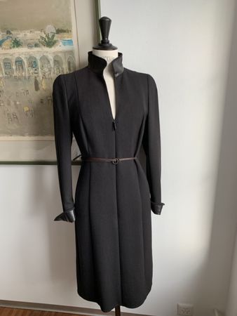 AKRIS: Super elegantes Woll-Kleid mit Kunstleder, 36