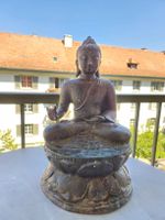 Alte asiatische Buddha Figur auf Lotussockel