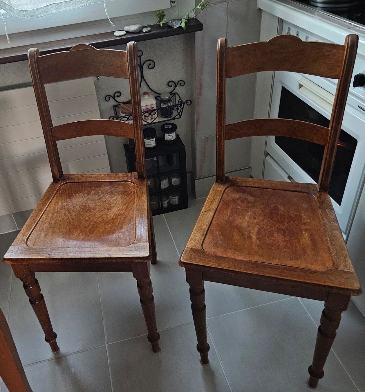Set di tavolo e panche: table en hêtre avec 3 chaises assorties – Usato da lausanne venduto da josianemuller 2