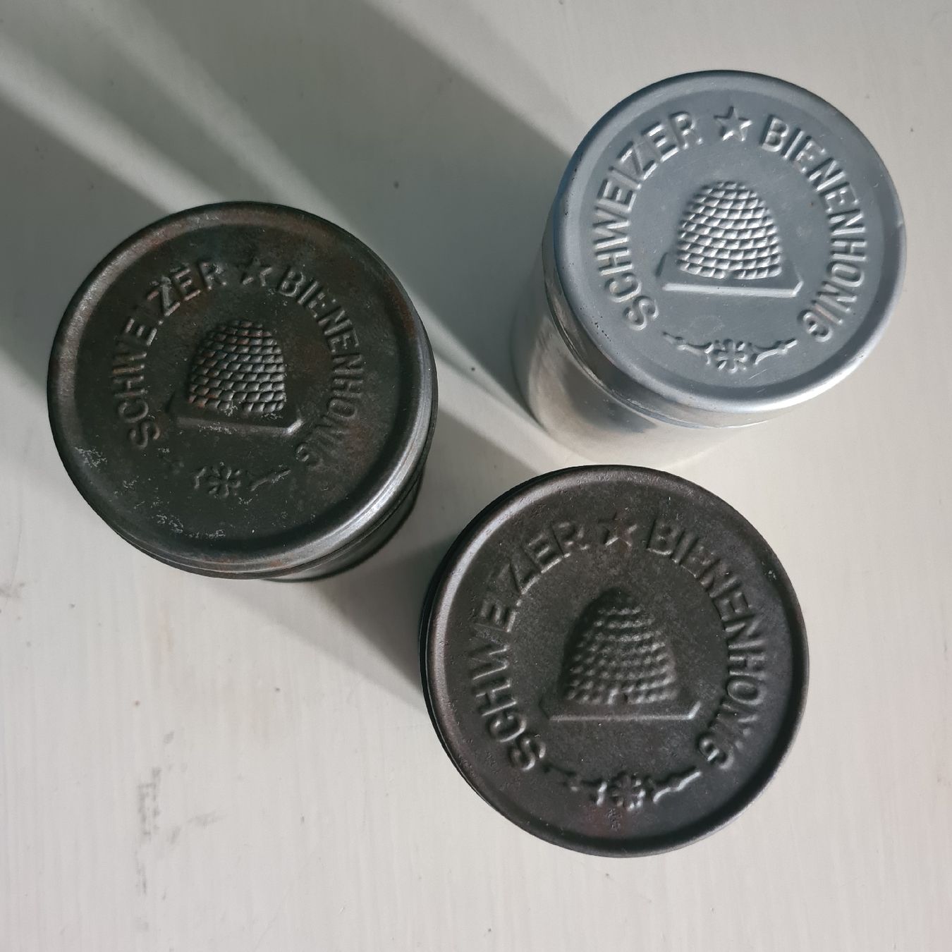 Sonstiges Fahrzeugzubehör: 3 alte Schweizer Honigbüchsen mit Deckel, antik – Gebraucht aus Zuzwil SG von mko_6m7z