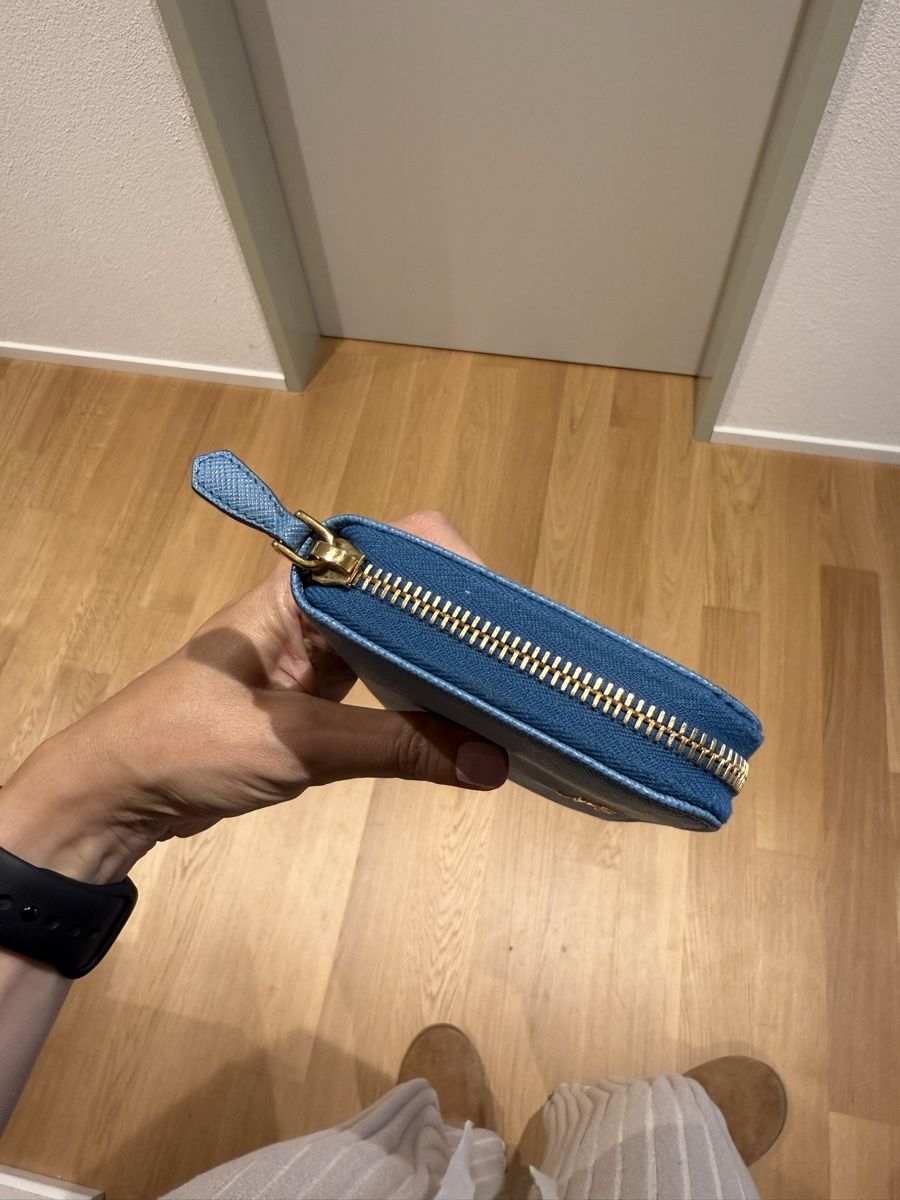 Prada Portamonete: Light Blue Prada Leather Wallet – Usato da Zürich venduto da sas_5f2h 3