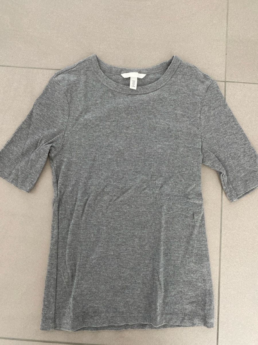 H&M T-Shirts: Geripptes T-Shirt – Neu (gemäss Beschreibung) aus Chur von dan_tp5n