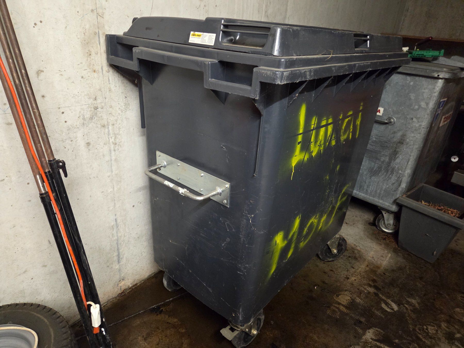 Altro per Ufficio & Commercio: Abfall Container Kunststoff 800 Liter – Usato da Volketswil venduto da Renemeg 1