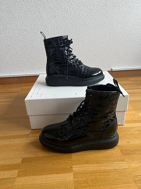 Chaussures femmes: Alexander McQueen Stiefeletten – D'occasion à Basel par Spielzeugverkauf 1