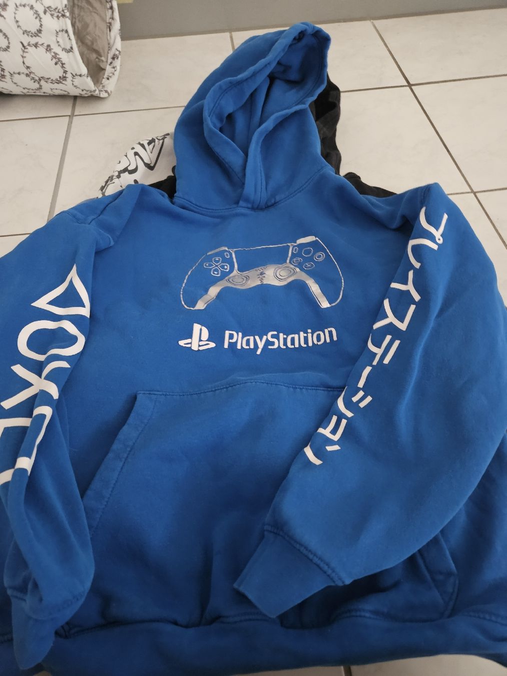 Kleiderpakete & -sets: 5 Kapuzenpullover H&M – Gebraucht aus Pfaffnau von sim_6rqw