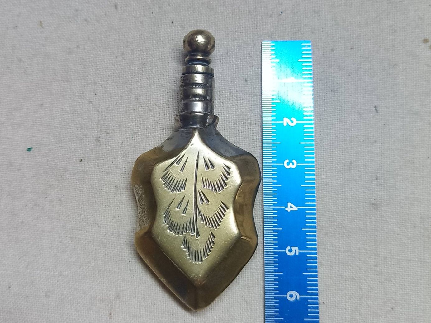Flaconi: Vintage brass pendant parfume bottle. – Usato da Sorengo venduto da 74in