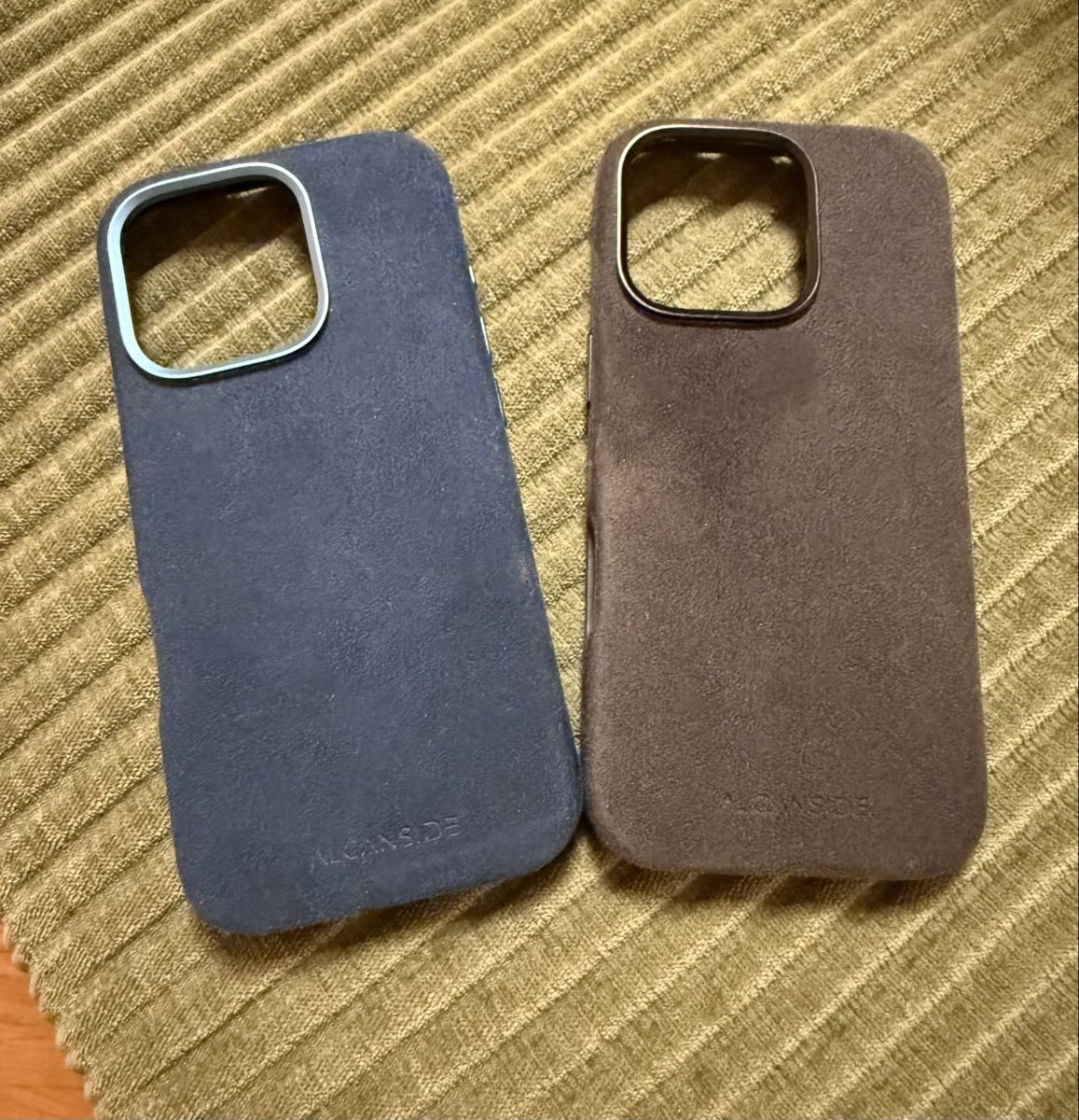 Apple Covers & Schutzfolien: Alcantara Handyhüllen iPhone 16 Pro – Gebraucht aus Winterthur von Adriianson