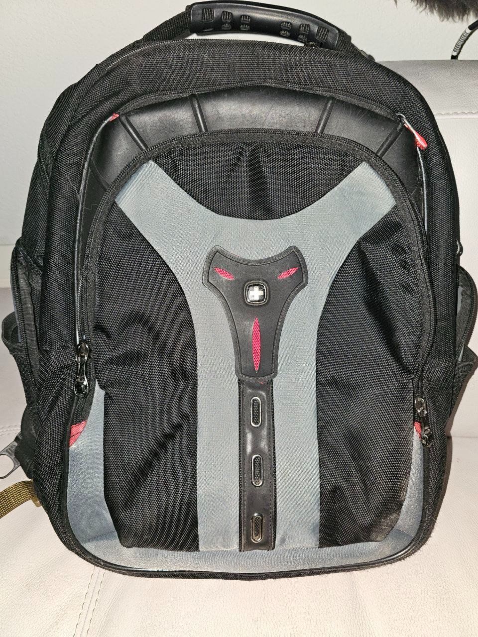 Wenger Rucksäcke: Wenger Rucksack schwarz grau – Gebraucht aus Vira (Gambarogno) von zaubernuessli