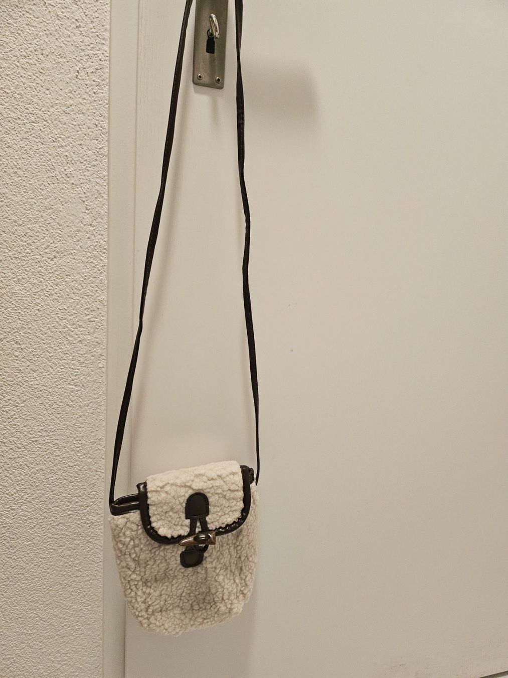 Taschen für Damen: Handytasche Teddyfell – Neu (gemäss Beschreibung) aus Kefikon TG von Livline