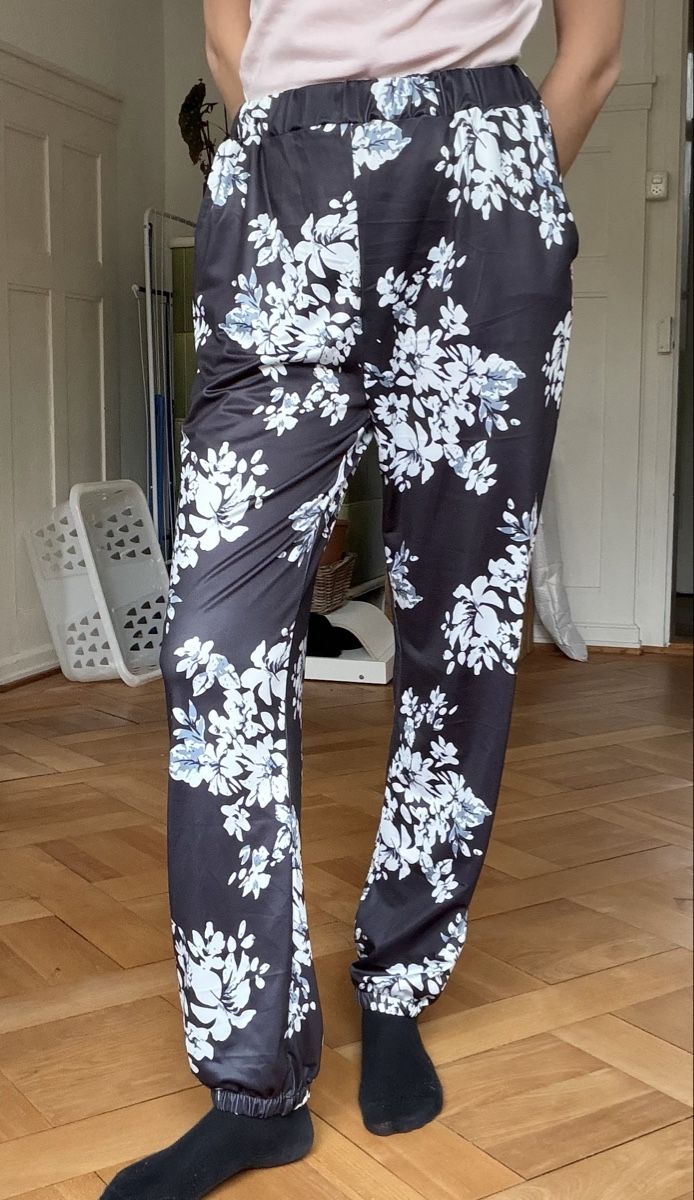 Pantaloni: Schwarze Sommerhose mit Blumenmuster – Nuovo e nell'imballaggio originale da St. Gallen venduto da sas_gd8m