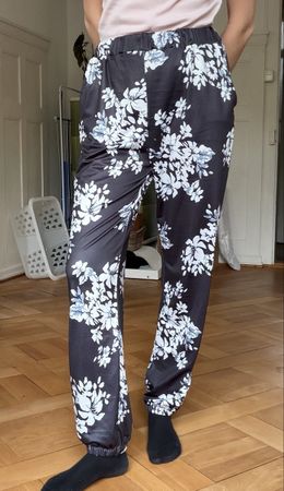 Schwarze Sommerhose mit Blumenmuster