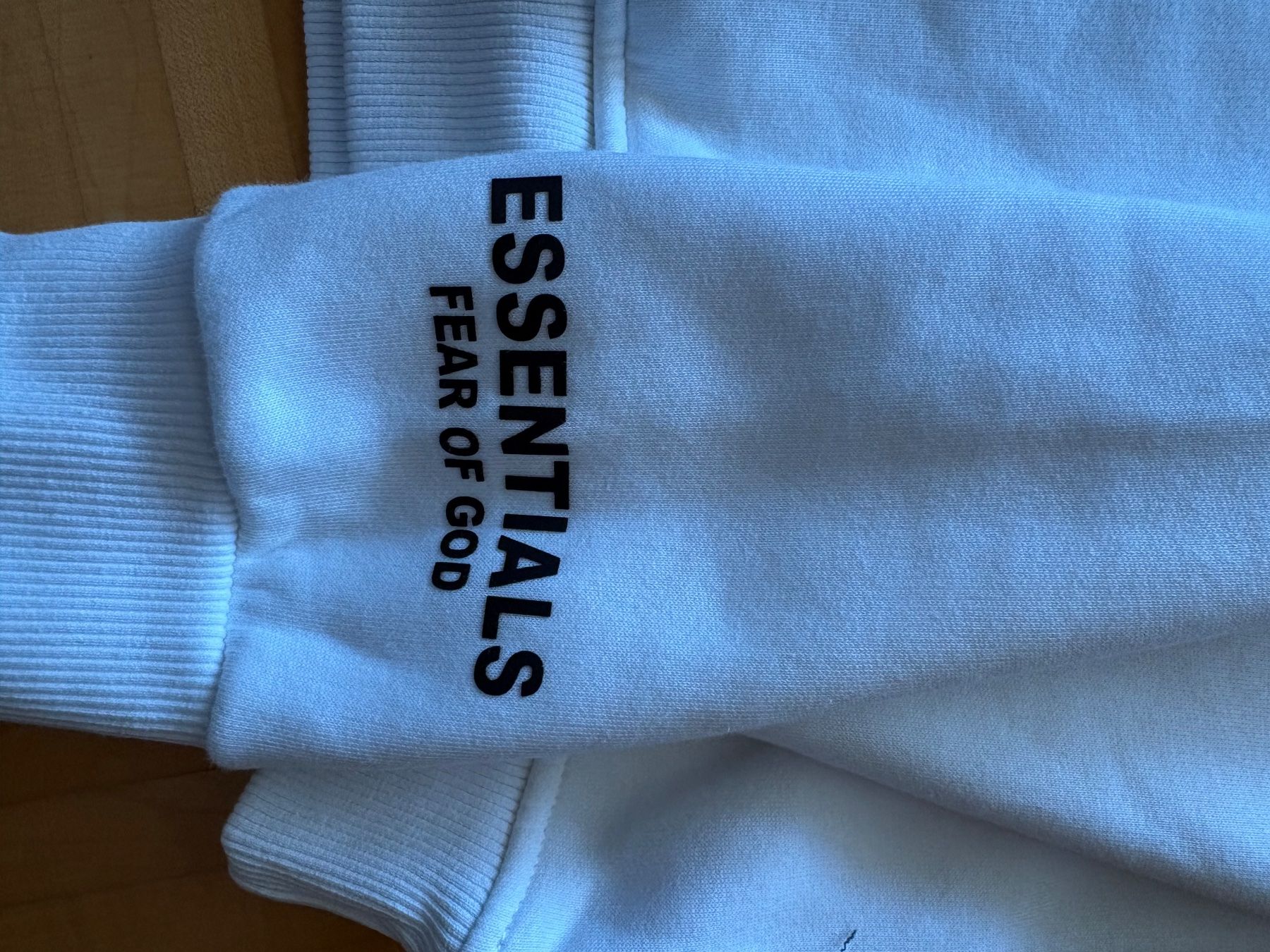 Pullover & Sweatshirts: Pull Essentials blanc, Taille M – Gebraucht aus Villars-sur-Glâne von vie_5d9b 1