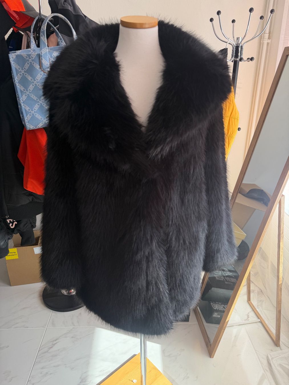 Mäntel: SCHWARZER PELZMANTEL STRADIVARIUS GR. S Neu – Neu (gemäss Beschreibung) aus Arch von ellaisa84