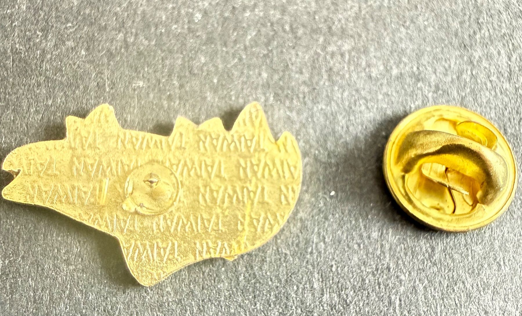 Plaquettes & Badges: Pin’s poisson émaillé doré – D'occasion à Fleurier par jea_j77g 1