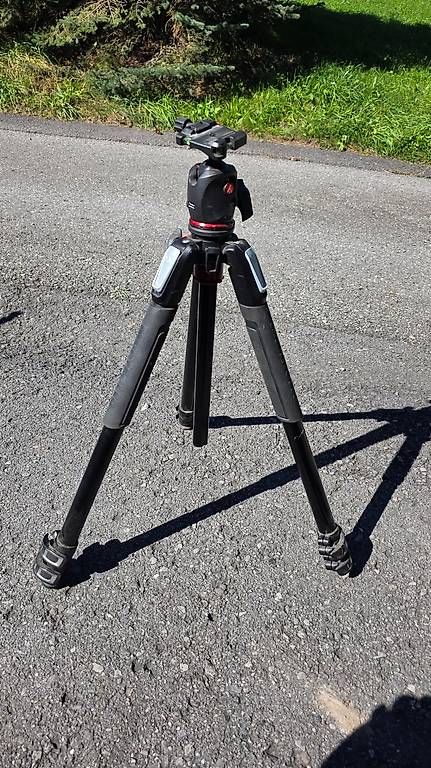 Stative & Stativköpfe: Manfrotto 055 pro Stativ mit kugelkopf – Gebraucht aus Grabserberg von Barclay