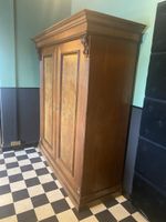 Schöner Antiker Schrank, Massivolz mit Einlegeböden