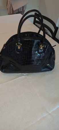 Borsa nera effetto coccodrillo, elegante e spaziosa! CARPISA