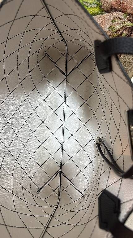 Borse da donna: Guess - borsa nera e bianca – Nuovo e nell'imballaggio originale da Chiasso venduto da D.erre 1