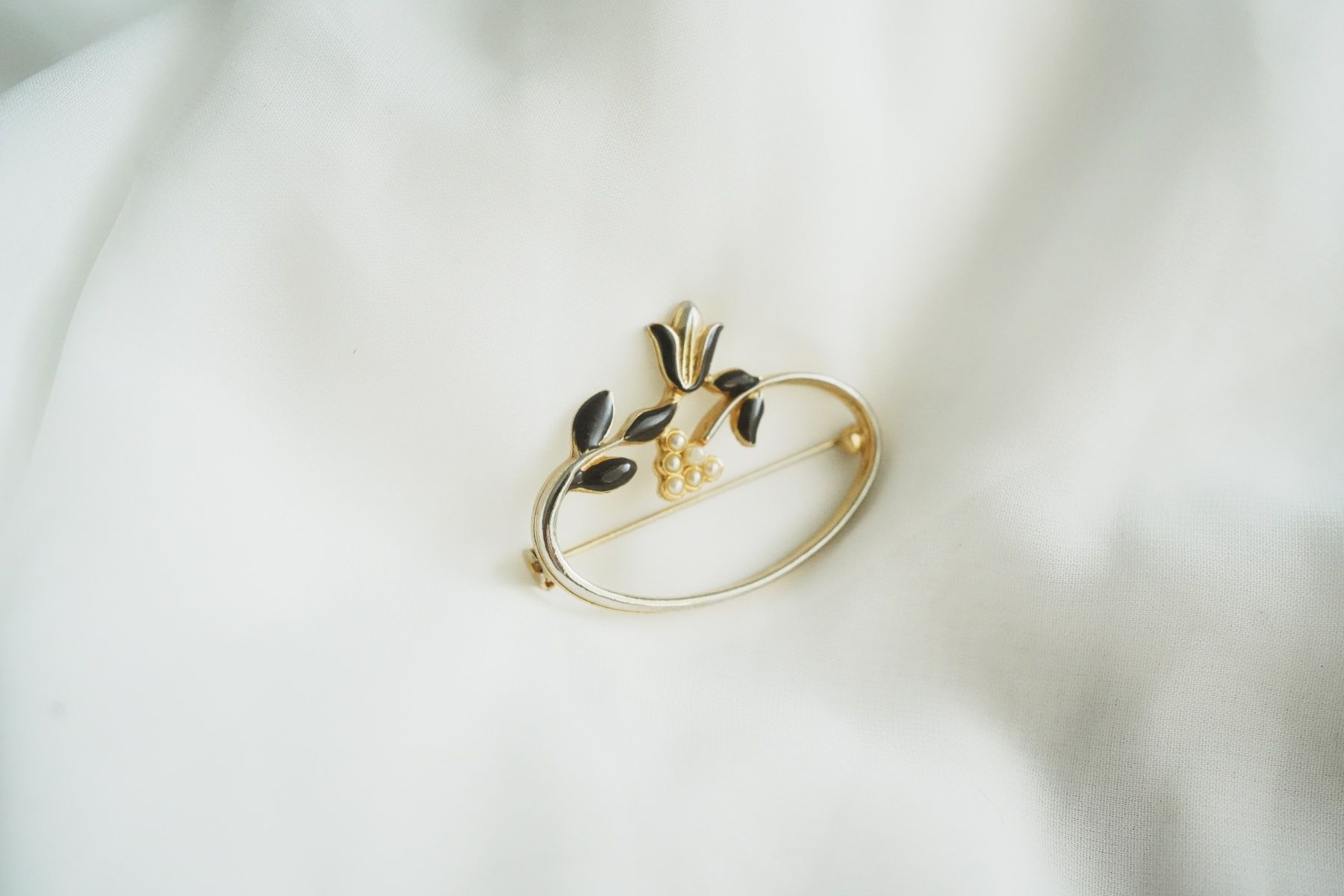 Spille & Fermagli: Vintage Brosche Blume Perlen Emaille goldfarben – Usato da Volketswil venduto da HeredisAntiques 2