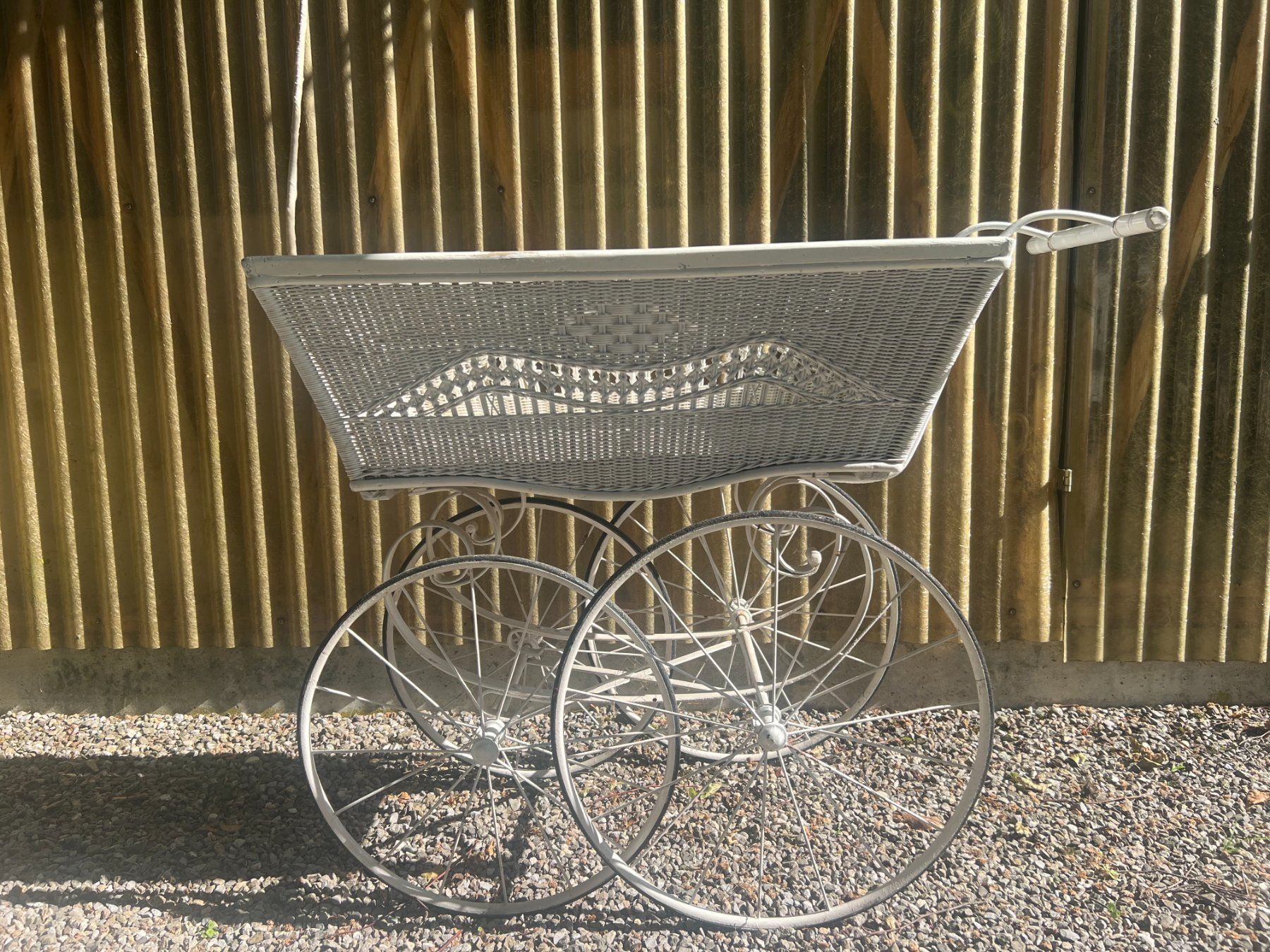 Carrozzine: Antiker Kinderwagen mit Eisenfederung – Usato da Rickenbach LU venduto da Spalierelger 1