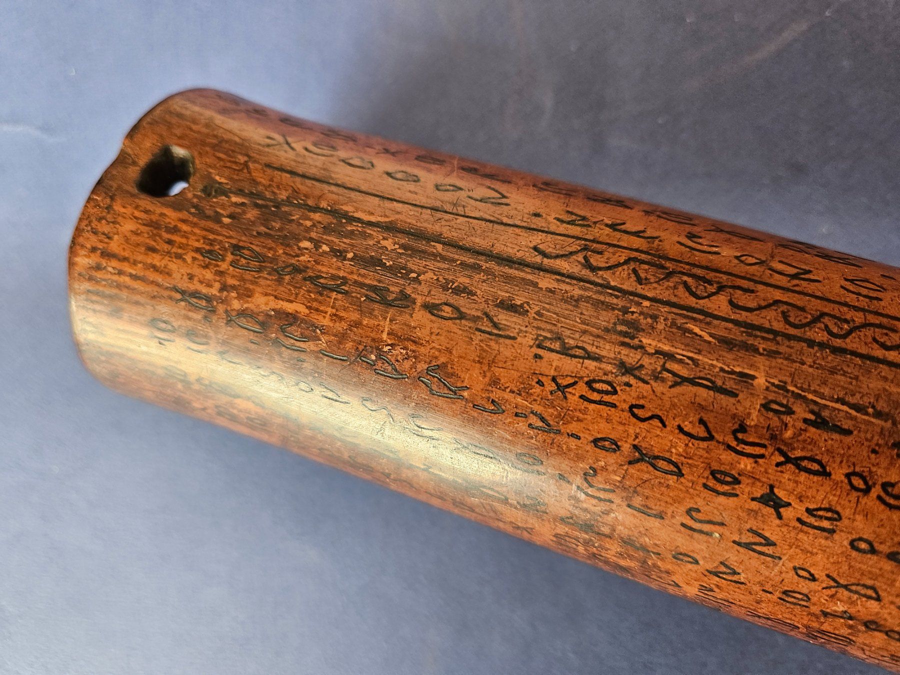 Articoli in legno: Antiker Bambusrohr-Kalender Borneo. – Usato da Wisen SO venduto da gralstrand 1