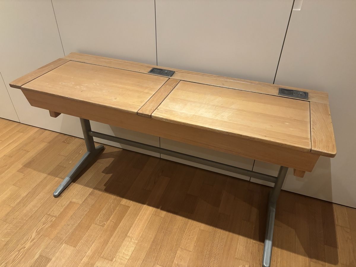 Schreibtische: altes Schulpult aus Holz – Gebraucht aus Zürich von chibaer 5