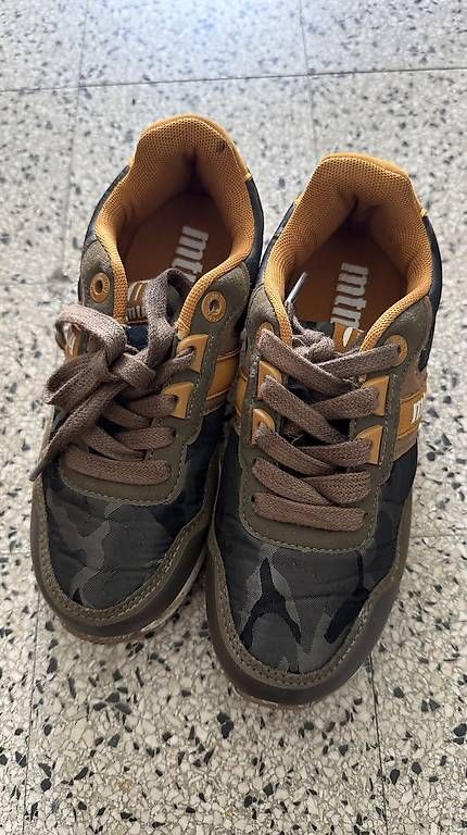 Scarpe per ragazzi: sneaker turnschuhe grösse 33 – Usato da Kriens venduto da aneja