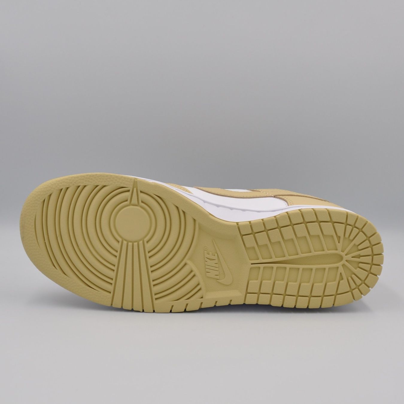 Nike Scarpe da uomo: Nike Dunk Low Team Gold  42 – Nuovo e nell'imballaggio originale da Bern venduto da SneakerheavenLT 6