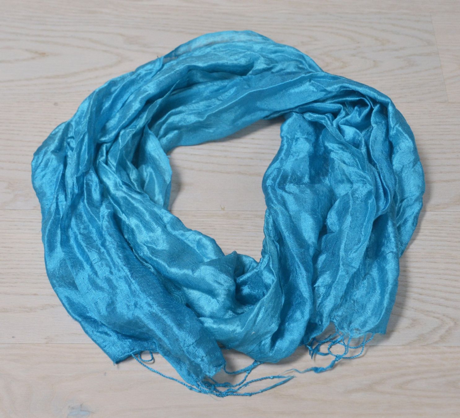 Foulard & Sciarpe: Blauer, leichter Rohseide-Schal – Usato da Niederhasli venduto da littledrop 1