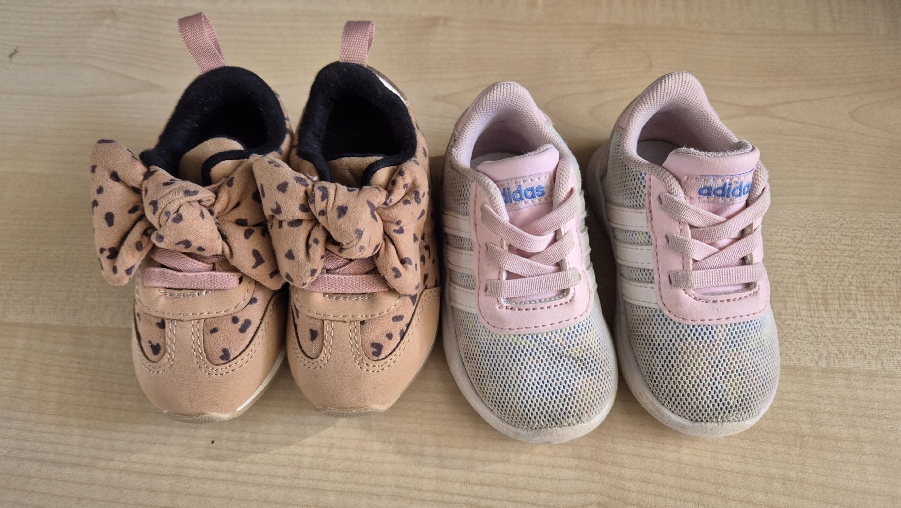 Scarpe per ragazze: Mädchenschuhe Grösse 19 Adidas – Usato da Reichenburg venduto da denise_13