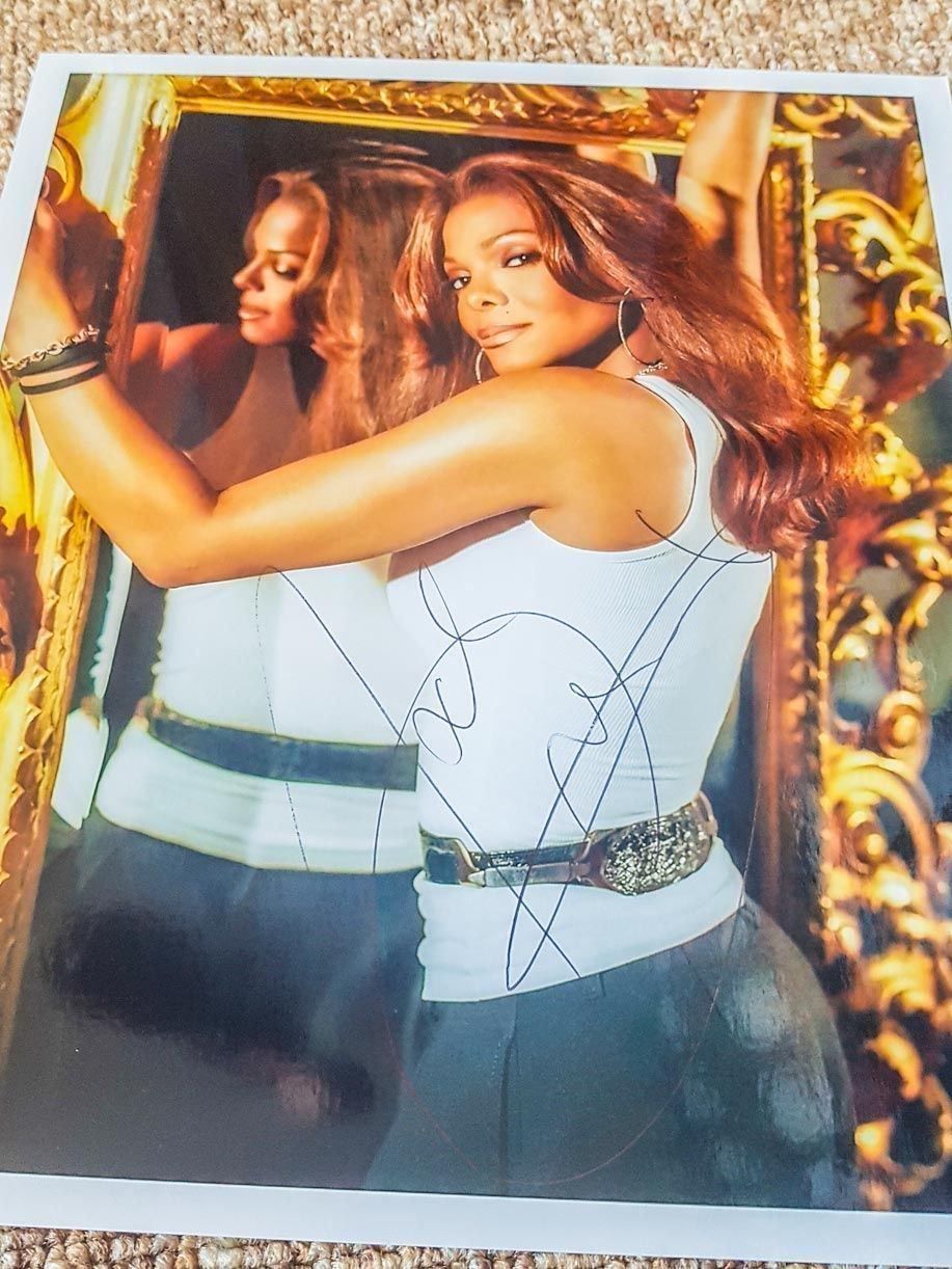 Autografi: Janet Jackson - Autogramm auf Foto – Usato da Kaisten venduto da Simpsons4