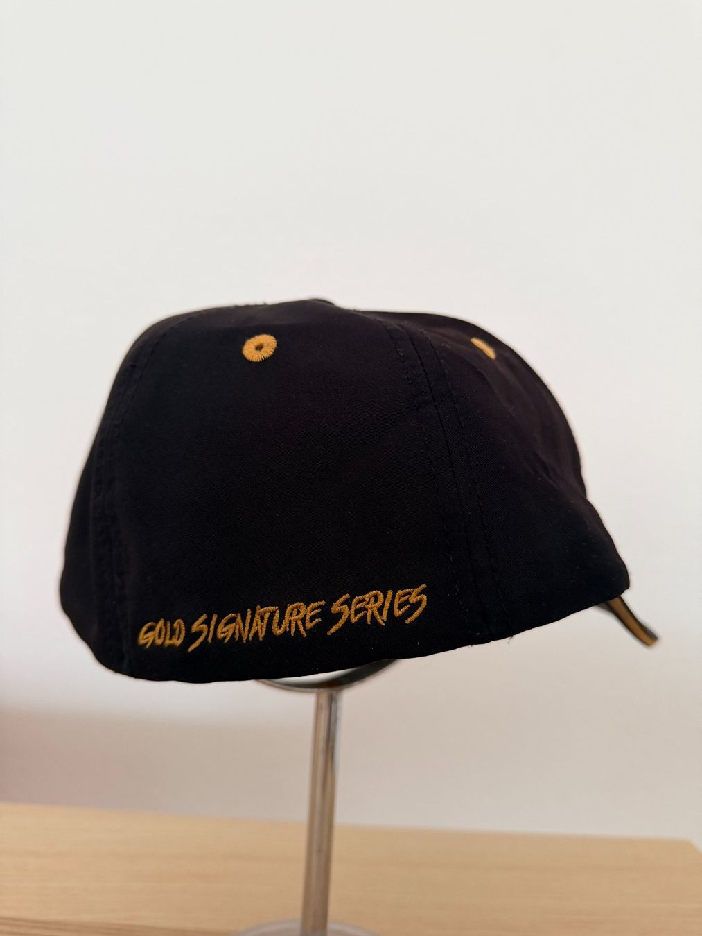 Copricapi, berretti & cappellini: Future Looks Bright Flex Fit Hat - Black & Gold – Usato da Binningen venduto da samorga21 2